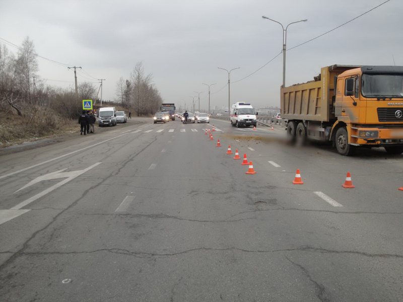 В Иркутске грузовой автомобиль насмерть сбил пешехода