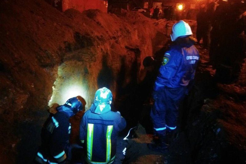 Троих рабочих засыпало грунтом в Иркутске