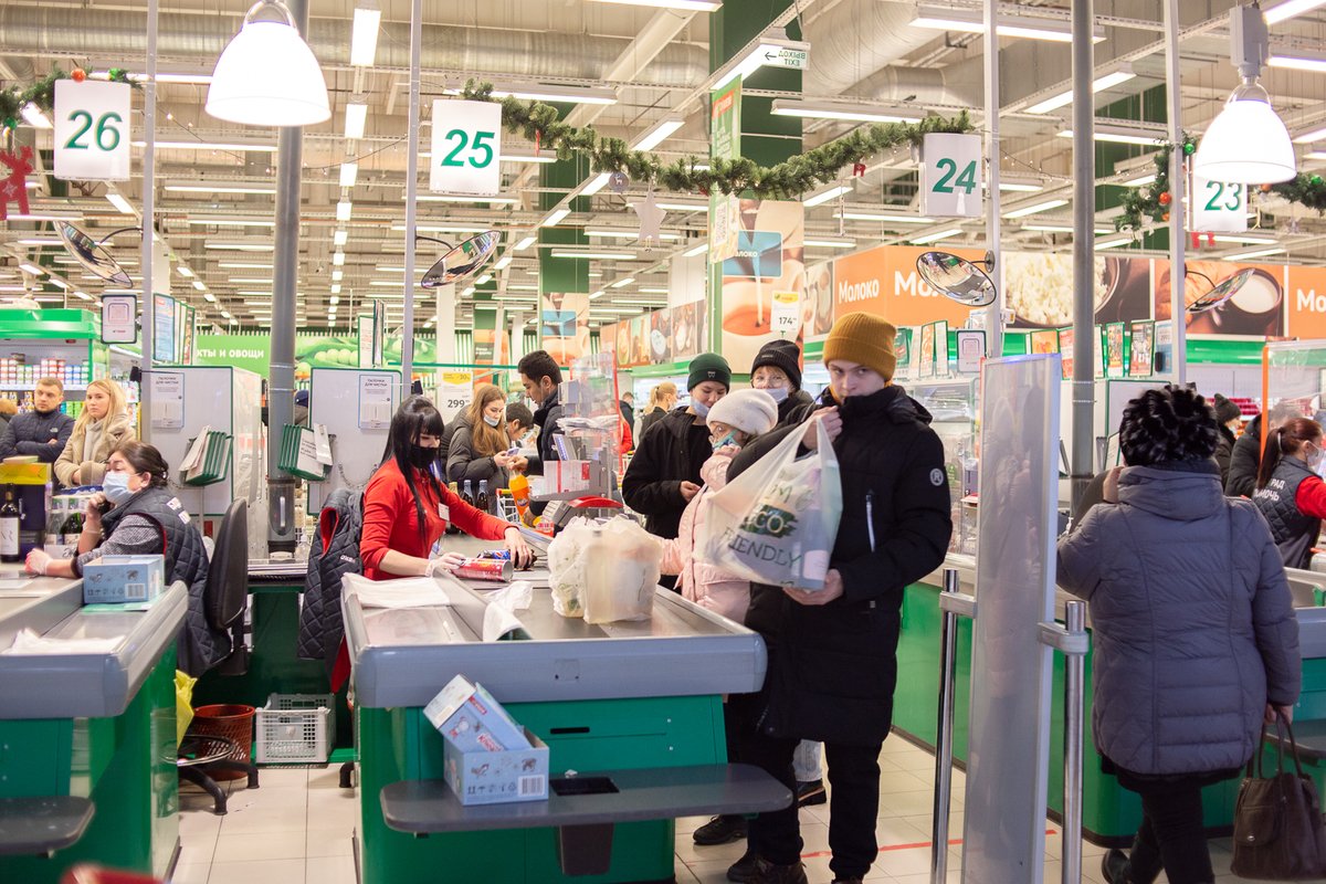 Очереди в алкоголе и салатах: Фоторепортаж из супермаркетов Иркутска