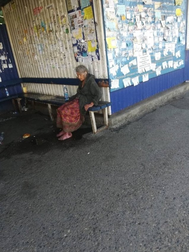 Пожилую женщину, сидевшую несколько суток на вокзале в Чите, забрали медики