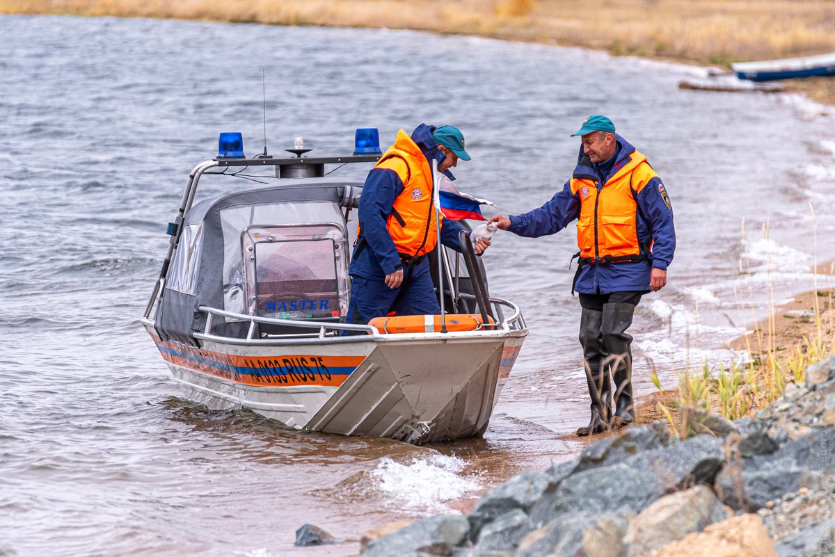 Спасатели достали тело рыбака, провалившегося под лёд на озере Иван в Забайкалье