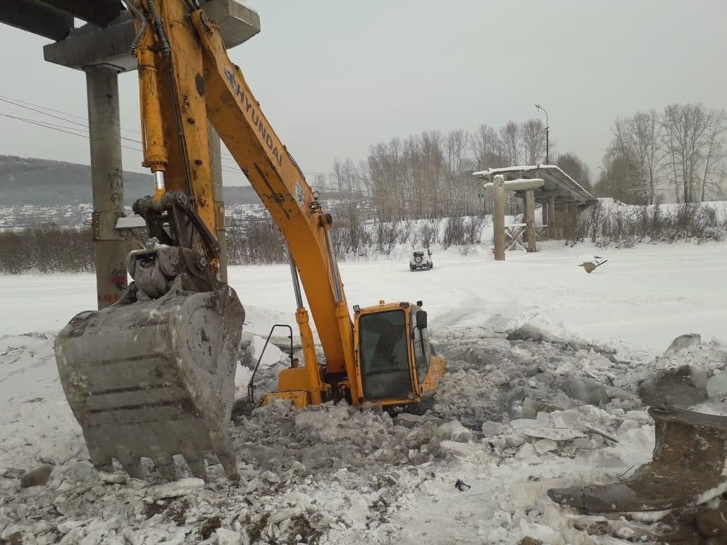 25-тонный экскаватор провалился под лёд на реке Куте в Усть-Куте