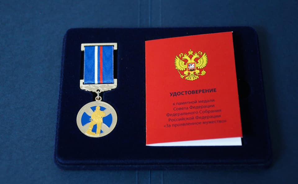 Школьницу наградят медалью Совфеда за помощь людям в упавшем с моста автобусе в Забайкалье