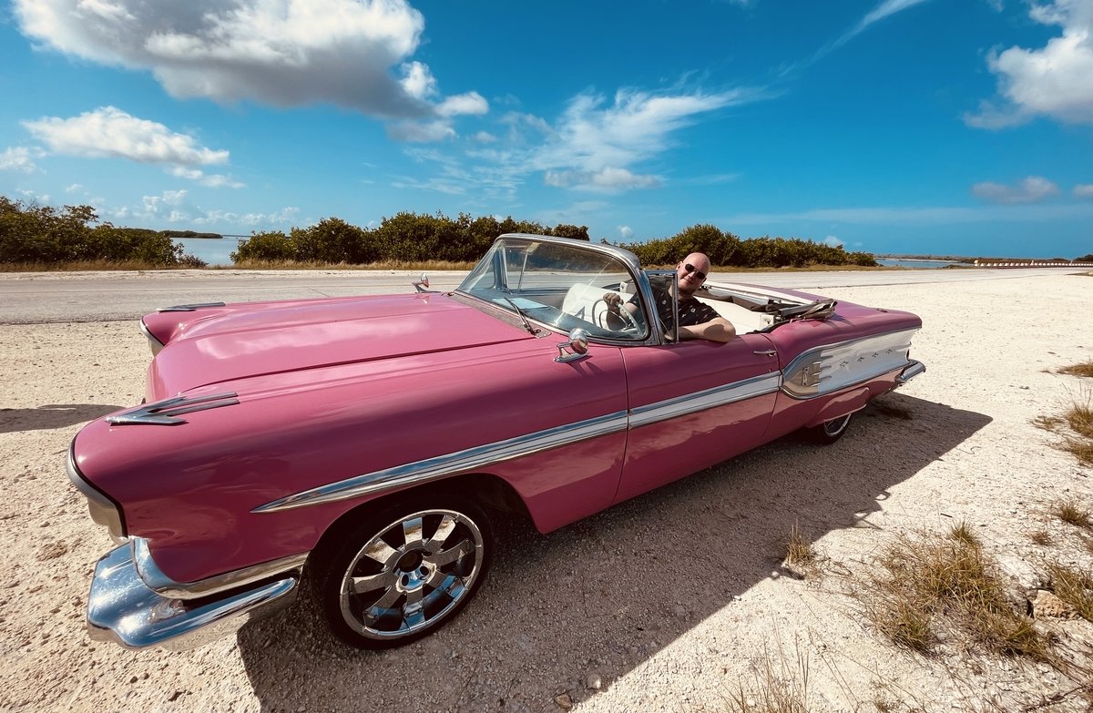 Куба славится большим количеством раритетных автомобилей, но в аренду их брать слишком дорого
