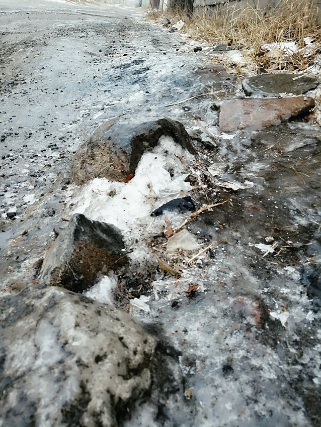 Работники ДМРСУ припорошили песком несанкционированные горки из камней и наледи, МЖК, декабрь 2021 г.