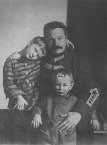 М. В. Фрунзе с дочерью Татьяной и сыном Тимуром.