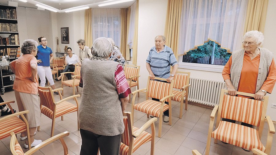 Власти ввели карантин в домах престарелых Иркутской области из-за коронавируса