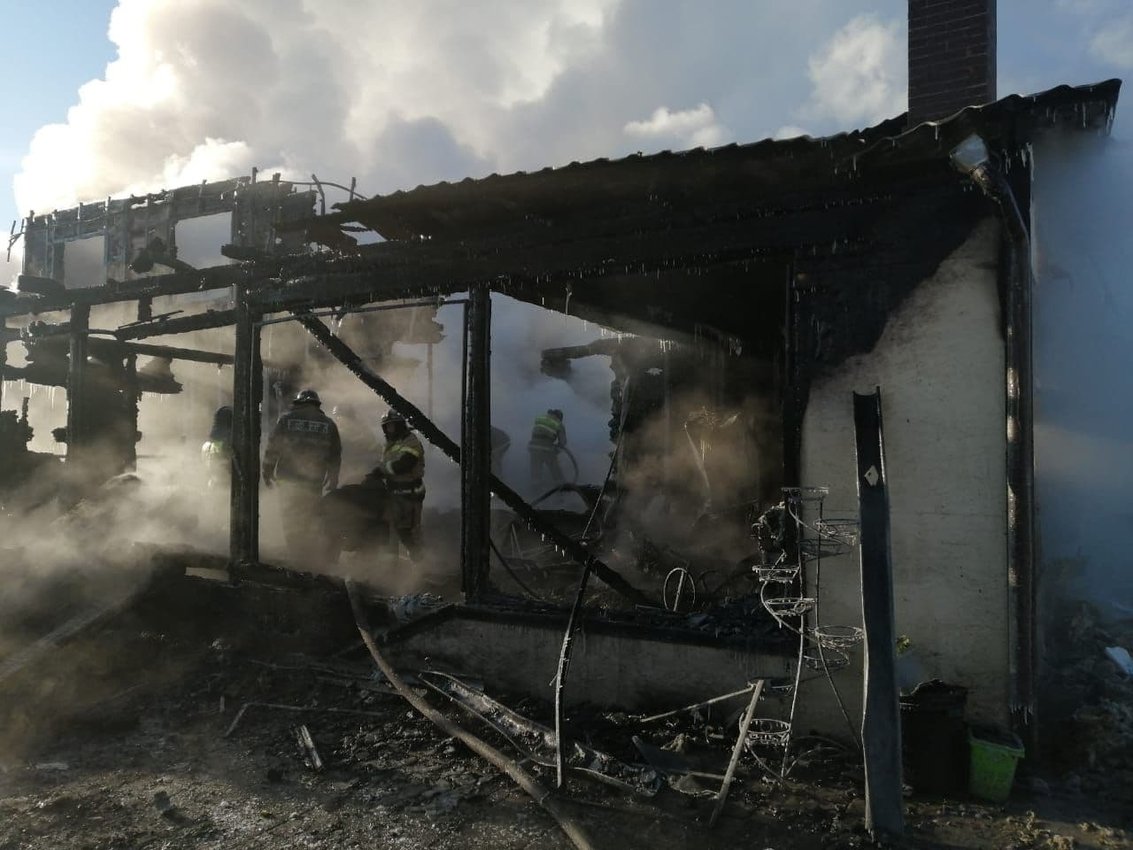 СК показал видео с места пожара в Хомутово, где погибли пять человек