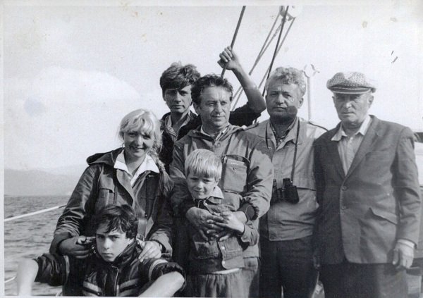 Евгений Куренной (в центре) с семьёй на Байкале