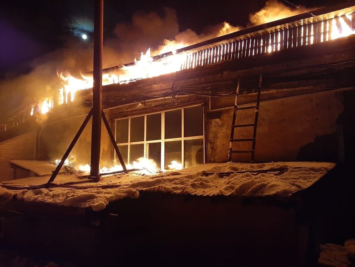 Здание с мебельным цехом и майнинговыми фермами горело в Ангарске