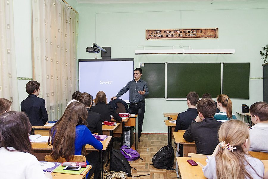 Учитель истории в селе Любовь уволился после ролика блогера о конфликте с учеником