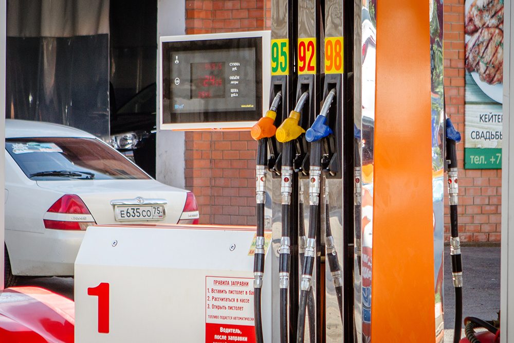 АЗС в Калганском районе проверят из-за данных о продаже бензина по 20 литров на человека