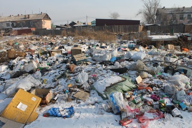 Мусор в Иркутской области вывозят с задержкой из-за сильных морозов