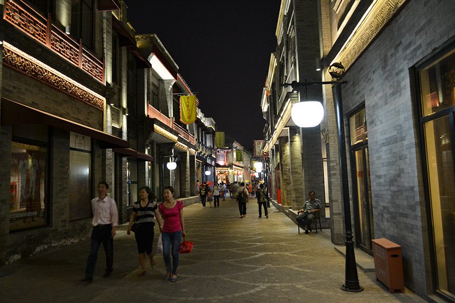 Улица в Китае вечером. 