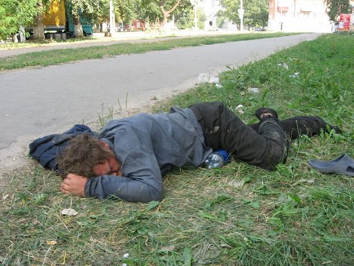 Бездомный похитил из коттеджа деньги и ювелирные украшения в Забайкальске