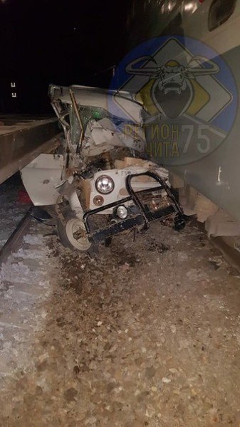 Автомобиль зажевало между двумя поездами в Хилокском районе