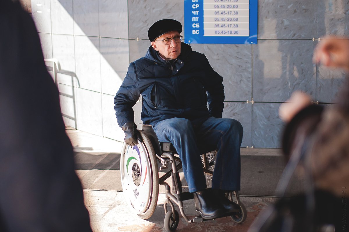 Вообще-то Андрей Прокопьевич передвигается без инвалидной коляски. Это он так проверяет на доступность читинский аэропорт