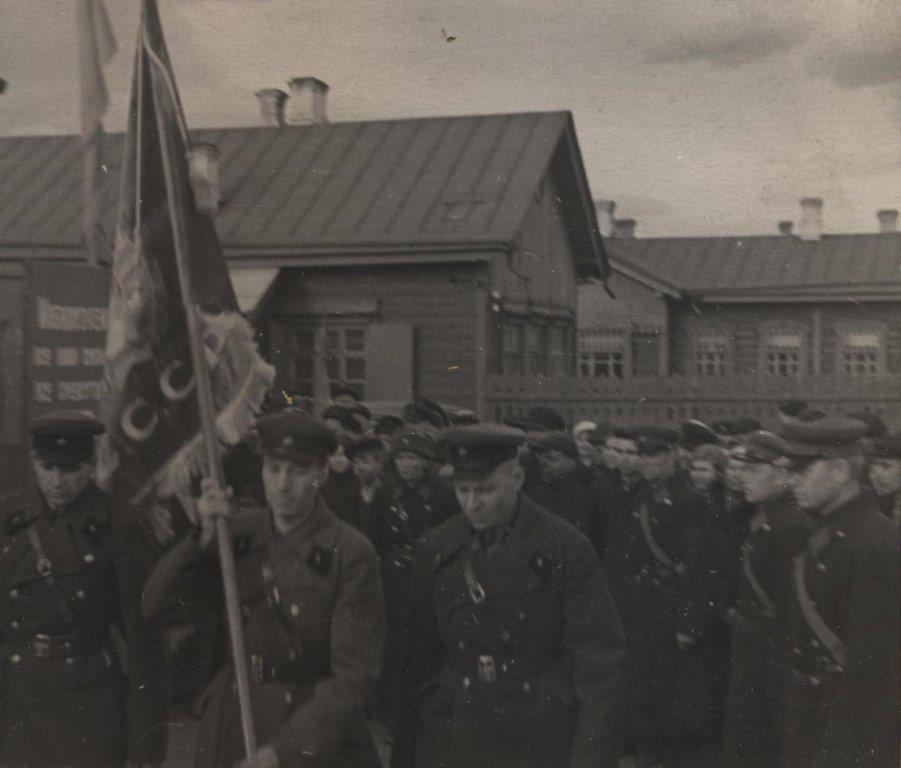 Командир бронепоезда Забайкалец проносит знамя дороги