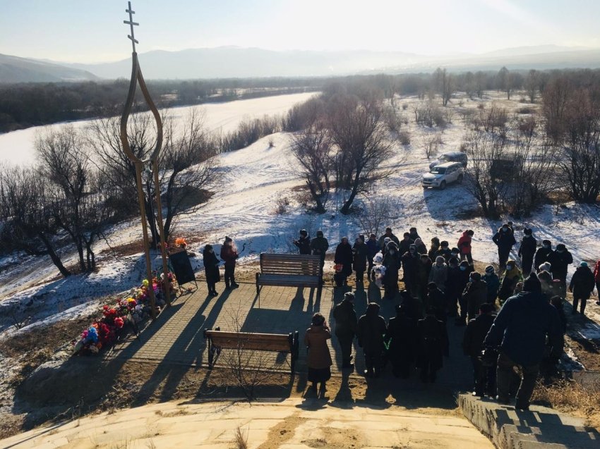 Мемориал погибшим в автокатастрофе на реке Куэнга открыли в Сретенском районе
