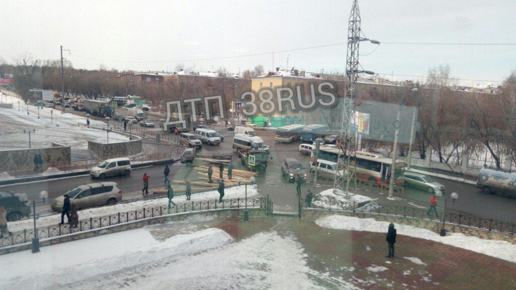 Два грузовика столкнулись на пересечении 2-й Железнодорожной и Маяковского в Иркутске