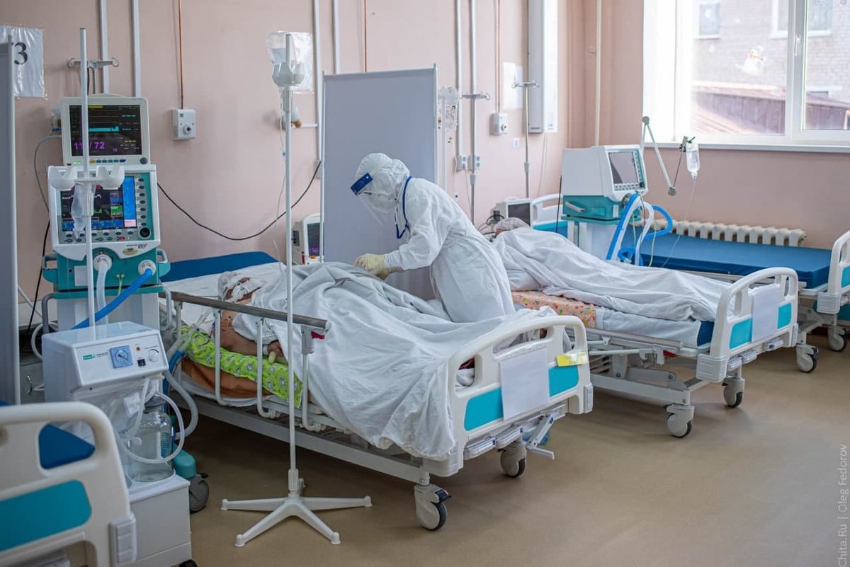 Реанимационное отделение в красной зоне Краевой клинической инфекционной больницы на КСК в Чите, декабрь 2021 года