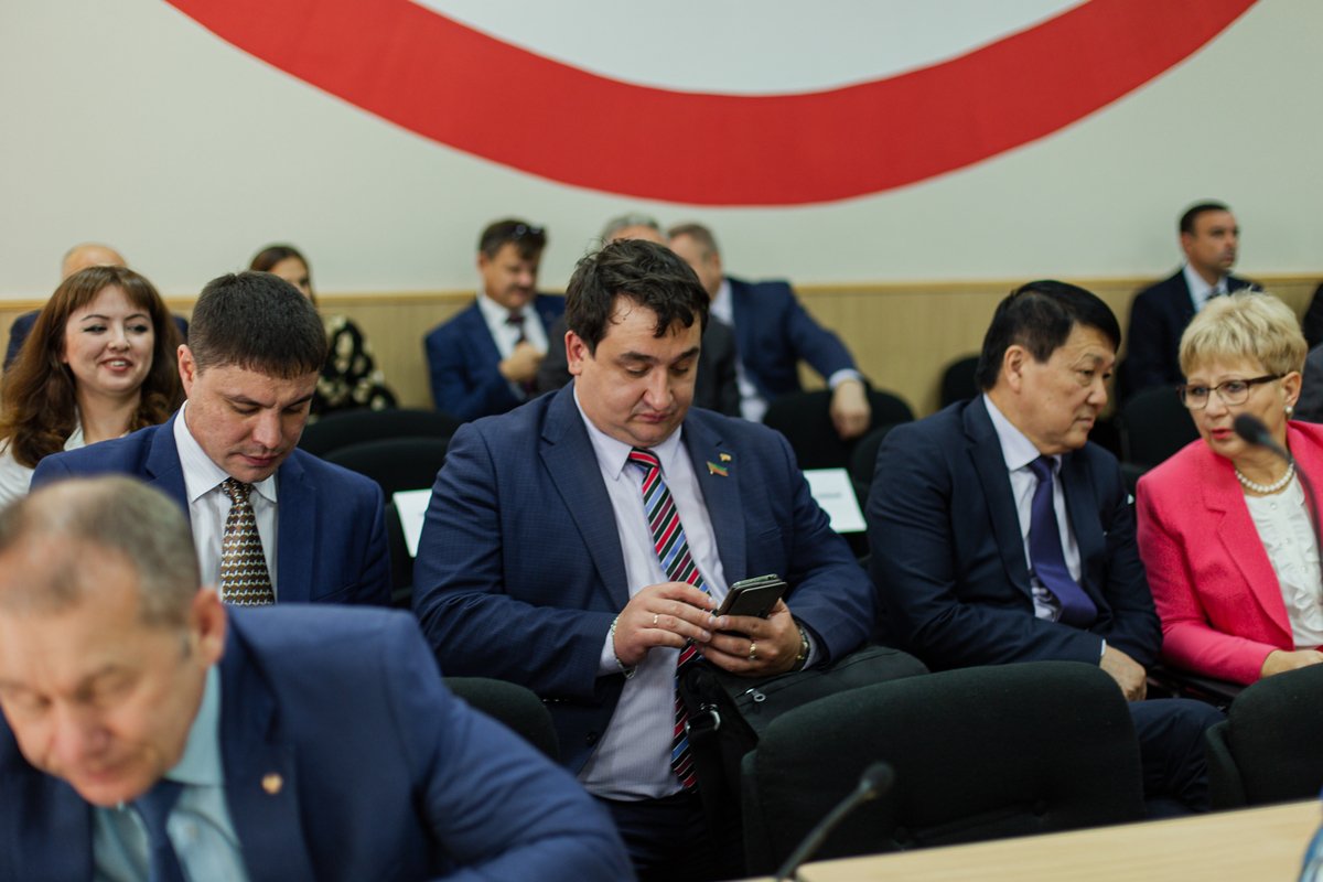 Депутат Константин Коростелёв сидит в центре
