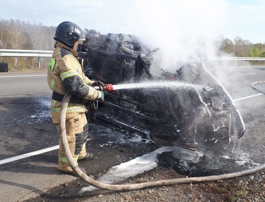 Автомобиль загорелся после ДТП на трассе Чита — Хабаровск, погибли два человека