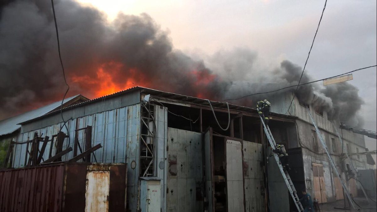 Крыша мебельного цеха фабрики «Ивушка» в Усолье-Сибирском горит на 800 кв м
