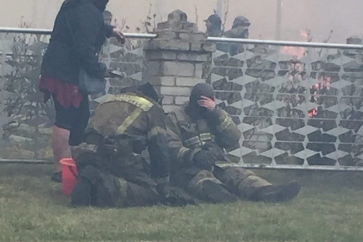 Измотанные пожарные в Уяре (Красноярский край) 7 мая