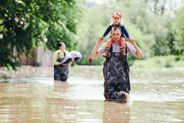 Помогающие пострадавшим от наводнений Добровольцы