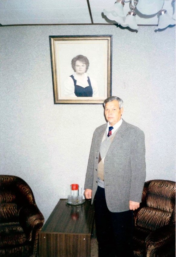Председатель Центрального районного суда Читы А. А. Куклин на фоне портрета Зарубиной
