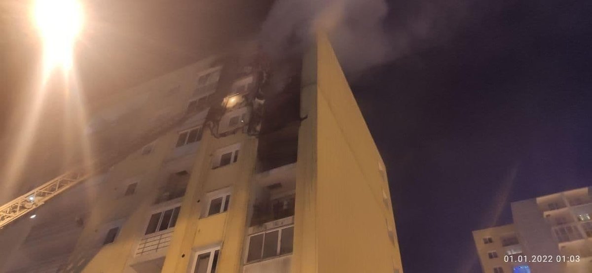 Иркутские пожарные спасли 53 жильца девятиэтажки из-за горевшей обшивки