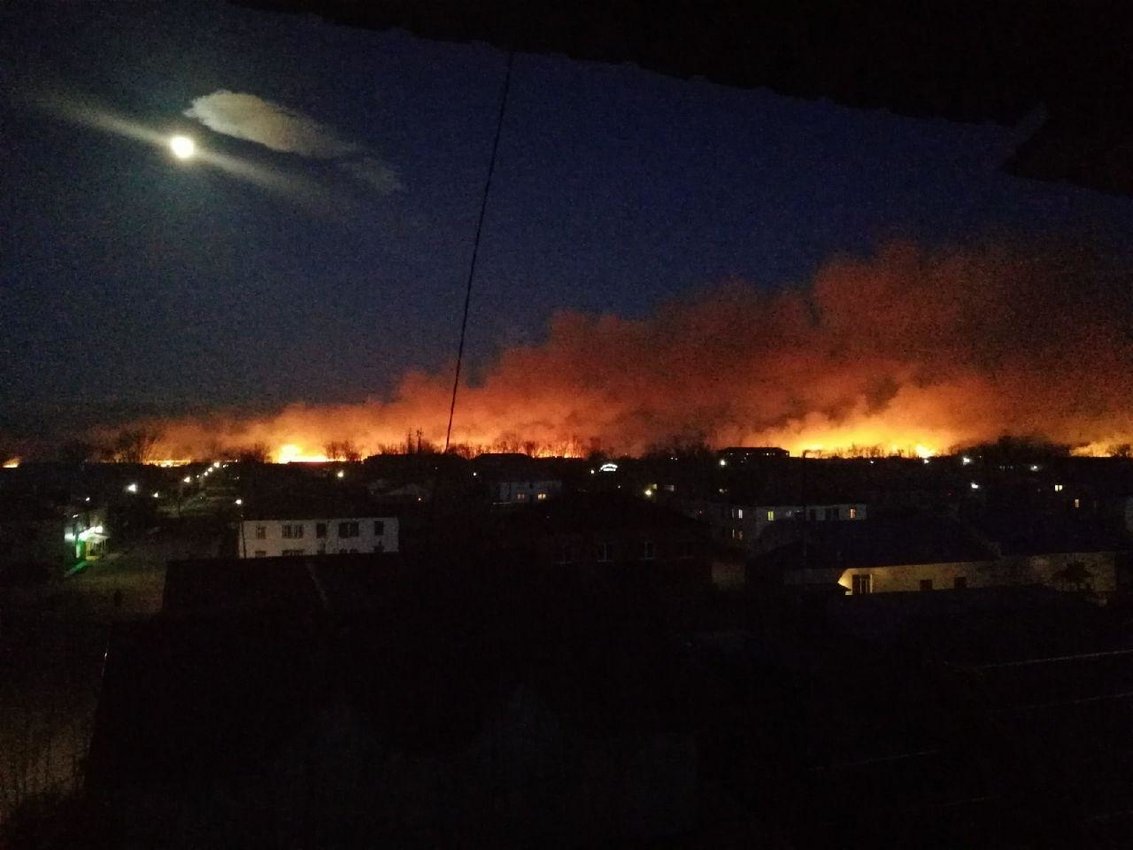 Зарево и столб дыма от степного пожара было видно с площади Приаргунска