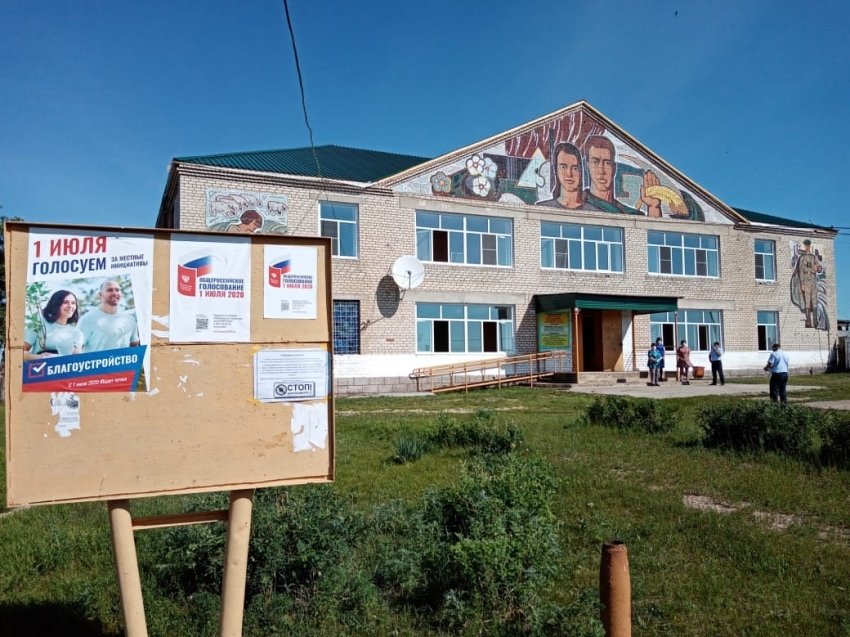 Осипов поручил ускорить идущий по графику капремонт в сельском клубе в Приаргунском районе