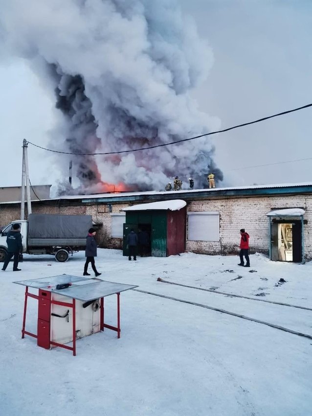 Пожар площадью 1,2 тыс. кв. м произошёл в складах на ул. Воровского в Иркутске
