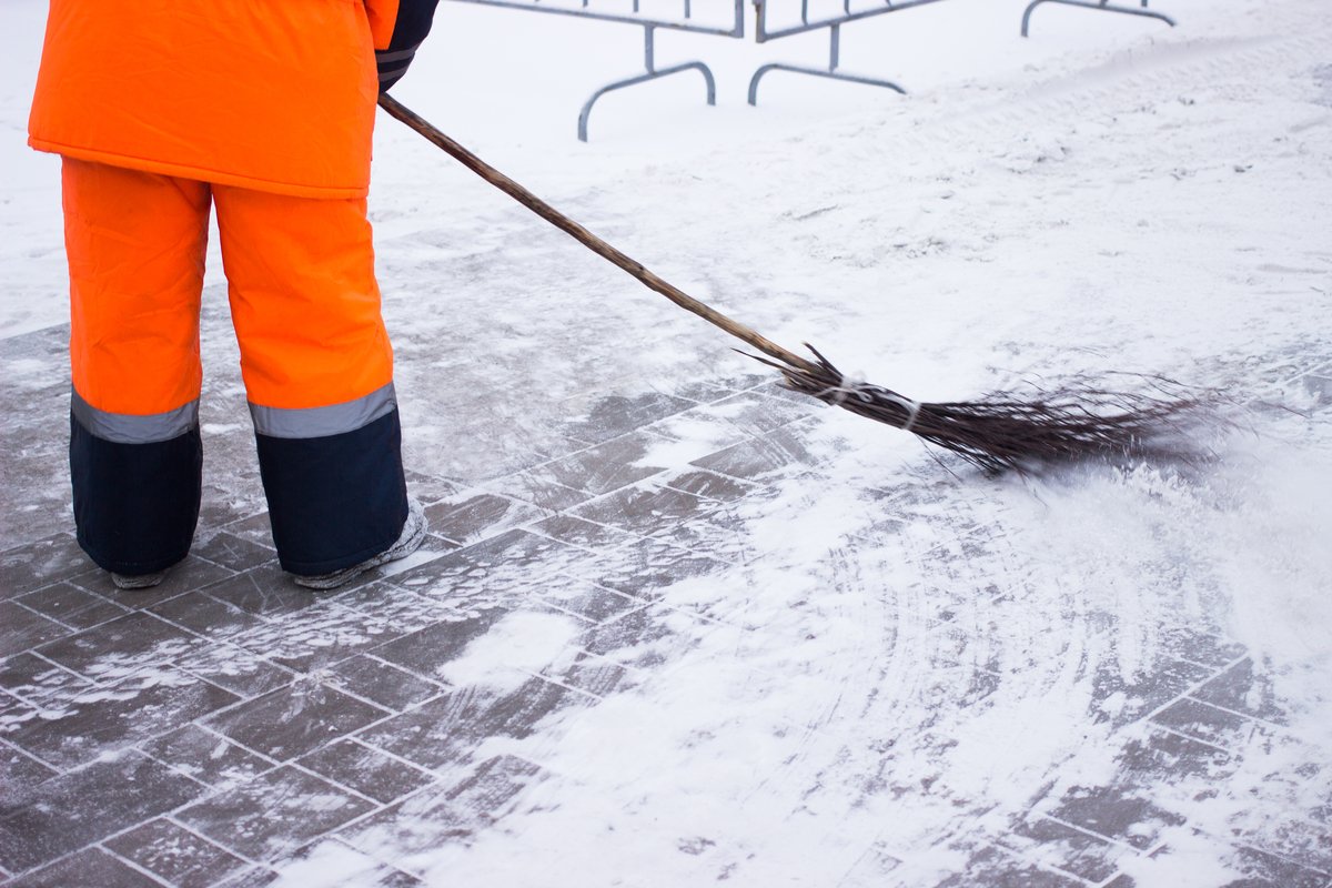 Глава Первомайского самостоятельно чистит снег и убирает ветки из-за нехватки денег