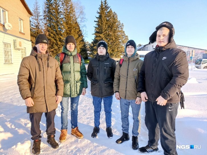 Слева направо: Артем Сальников, Степан Иванов, Ренат Литвинов, Сергей Косинцев, Иван Назаров — 7 января они нашли коробку с новорожденным младенцем