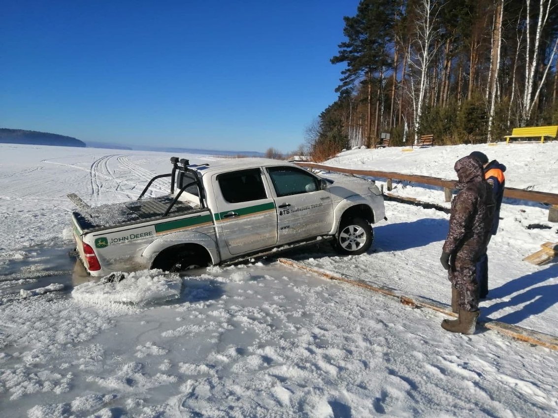 Две иномарки провалились под лёд на реке Ангара в Иркутской области за сутки