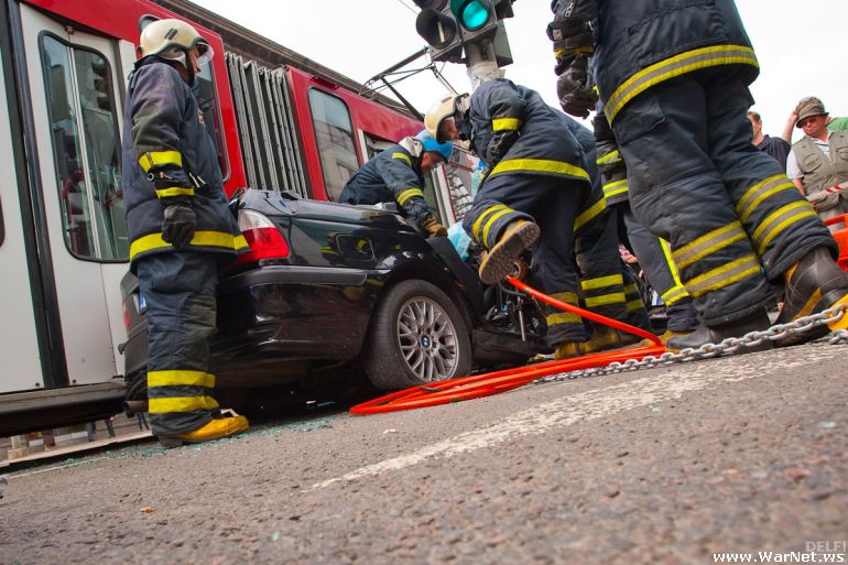 Peugeot 308 врезался в трамвай в центре Иркутска, два человека пострадали