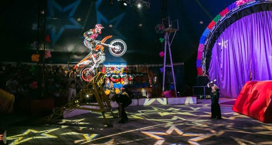 Акробаты в цирке. Акробат цирка демидовых. Акробат цирка демидовых. Сколько зарабатывают акробаты в цирке. Легендарный цирк филатовых.