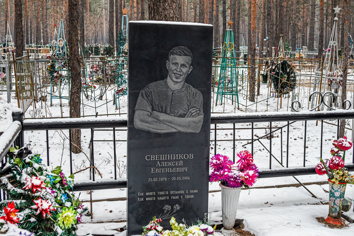 Где похоронили соломина. Похороны Владимира Кузнецова актера. Читинское кладбище могилы.