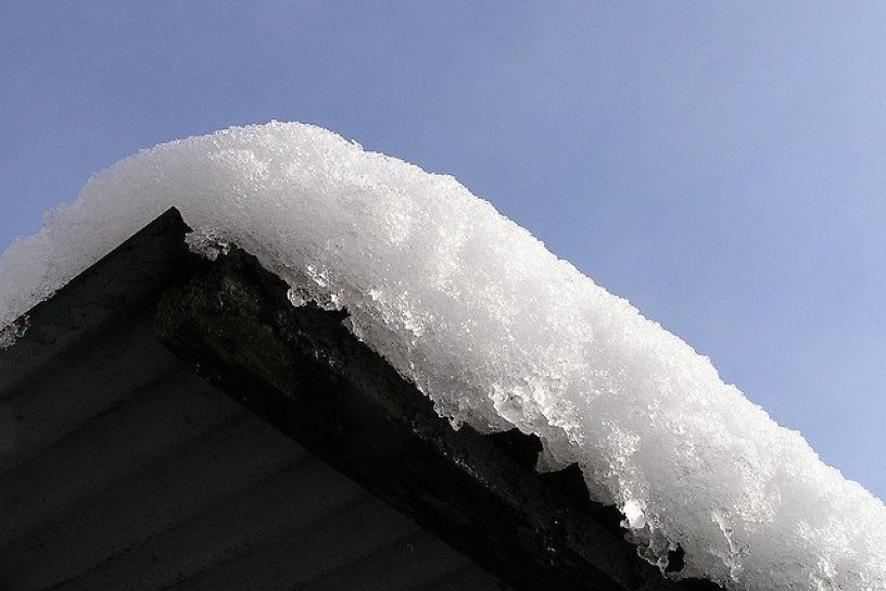 СМИ сообщило о гибели женщины из-за схода снега в Усть-Куте, администрация опровергла