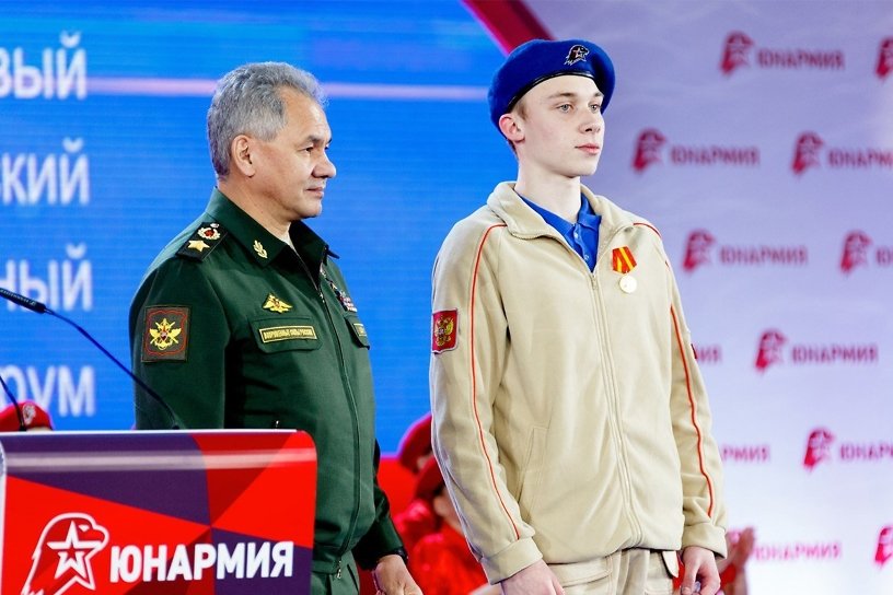 Министр обороны РФ наградил Родиона Терехова из Тулуна за спасение утопающих