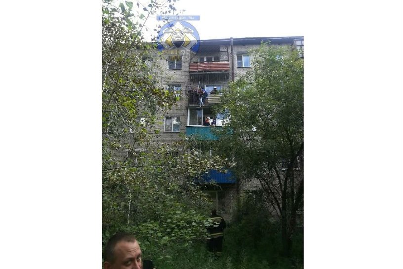 Женщина пыталась спрыгнуть с балкона 4-го этажа в Чите - очевидец