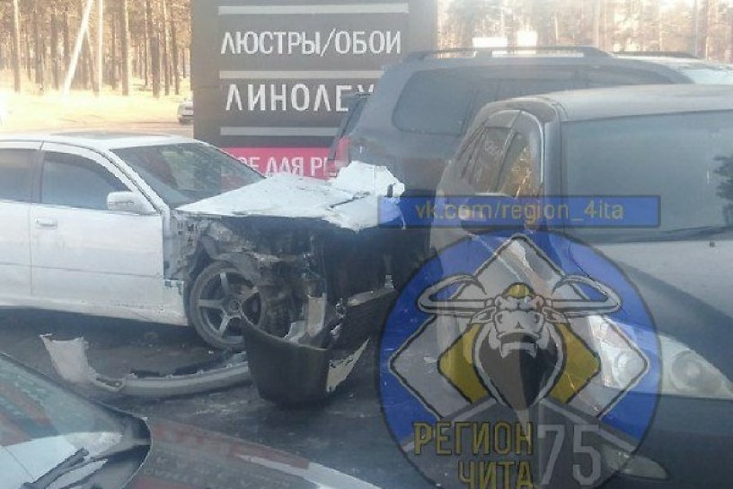 Водитель не справился с управлением и врезался в 5 автомобилей на ул. Шилова в Чите