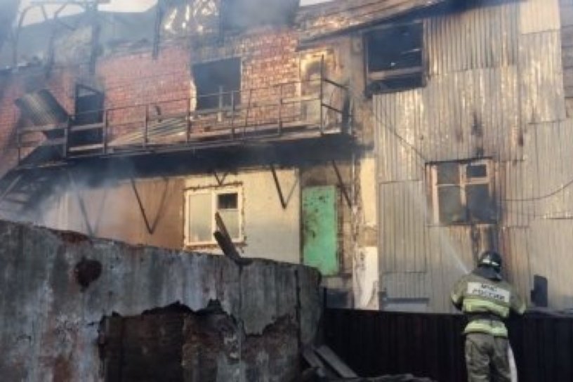 МЧС: Предварительная причина пожара в незаконной гостинице в Иркутске – короткое замыкание