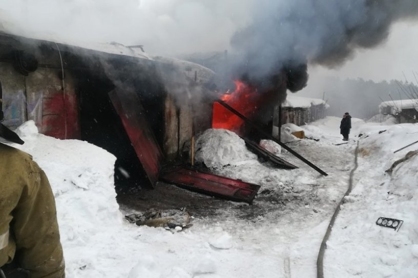 Семь гаражных боксов сгорели в кооперативе «Сибирь» в Усть-Илимске