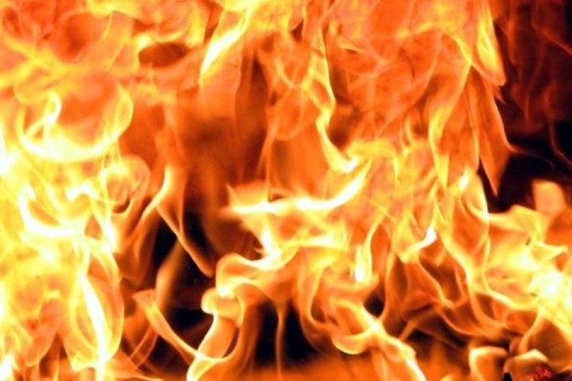 Пожарные Усть-Кута спасли трёх детей из горящей квартиры в деревянном доме