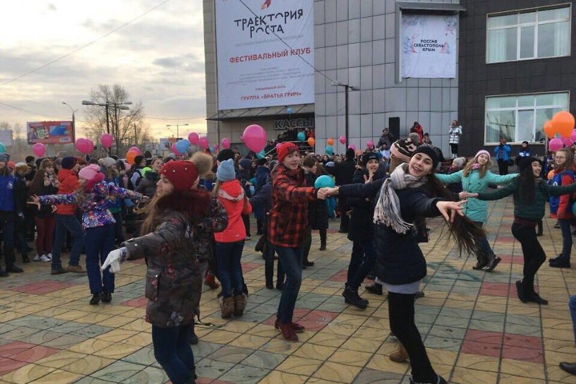 Севастопольский вальс станцевали в Чите на митинге по случаю 4-летия присоединения Крыма