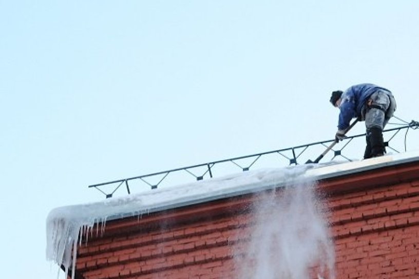 Сотрудники УК сбросили снег с крыши дома в Чите без установки ограждения